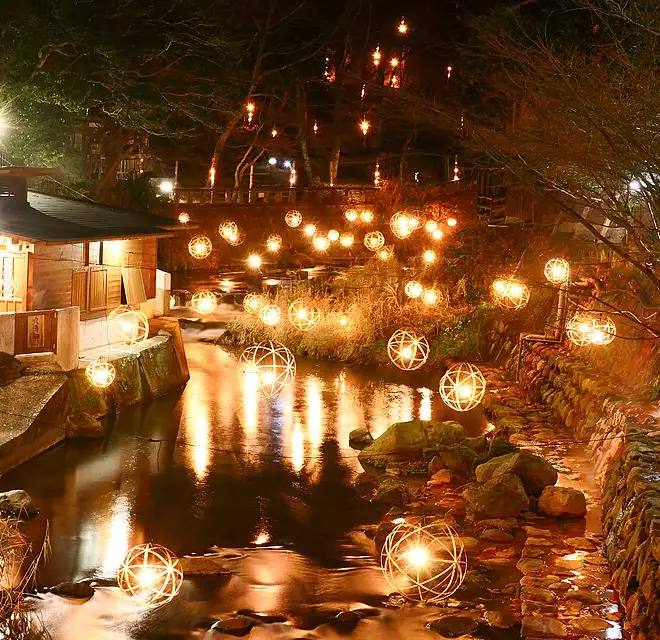 ライトアップされた温泉旅館街の夜景